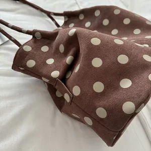 Bolso tote marrón de lunares, elegante bolso de hombro de ante, gran bolso informal.
