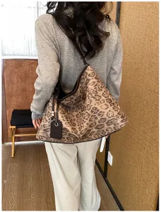 Grote capaciteit luipaardprint suède schoudertas casual retro mode handtas voor dames.
