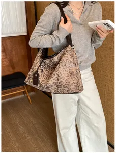 Casual retro luipaard schoudertas, stijlvolle grote shopper met bruine banden.