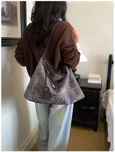 Gedetailleerd overzicht van vintage luipaardprint suède hobo schoudertas, grote casual tote.