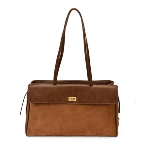 Borsa a tracolla trapuntata marrone da donna, elegante borsa a baguette con chiusura a girare.