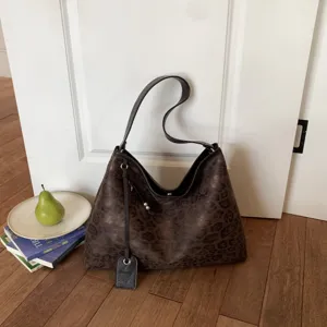 Vintage bruine luipaardprint schoudertas, casual hobo tote tas met stijlvolle riem en bedel.