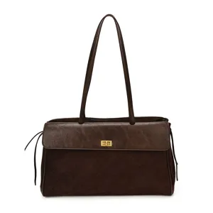 Classica borsa a tracolla trapuntata marrone scuro con chiusura a torsione ed elegante.