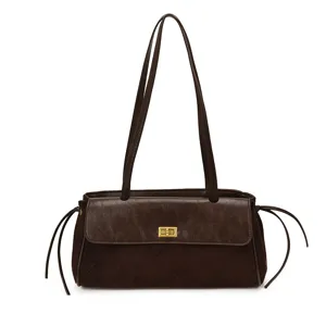 Dettaglio borsa a spalla baguette marrone trapuntata con chiusura elegante e manici.