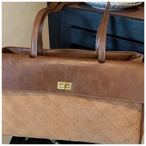 Borsa a tracolla trapuntata marrone con chiusura a torsione, elegante borsa baguette.