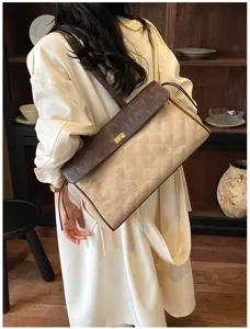 Vista dettagliata della borsa a tracolla trapuntata chic con patta a contrasto e stile vintage.
