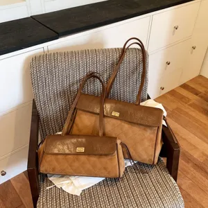 Stilosa borsa a tracolla trapuntata con grande capacità per un look casual quotidiano.