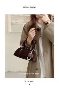 Detailansicht der retro braunen Wildleder-Achseltasche mit eleganter Perlen-Schleife und Metall.