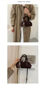 Retro braune Wildleder-Umhängetasche, vielseitige Tasche mit Perlenanhänger für Damen.