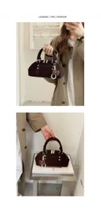 Dunkelbraune Wildleder Handtasche Detail, Retro Design mit Perlen Anhänger und Metall.