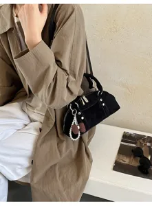 Modische schwarze Wildleder-Umhängetasche für Damen, Retro Handtasche mit Perlenanhänger.