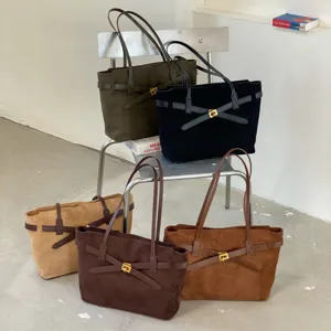 Κομψή σουέτ τσάντα shopper με μεταλλική αγκράφα, μεγάλη χωρητικότητα casual ώμου.