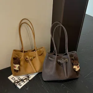 Κομψή τσάντα tote με μοτίβο κροκόδειλου και αρκουδάκι, ευρύχωρη τσάντα ώμου.