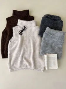 Vista detallada del chaleco de suéter de punto sin mangas con cuello alto acogedor para mujer.