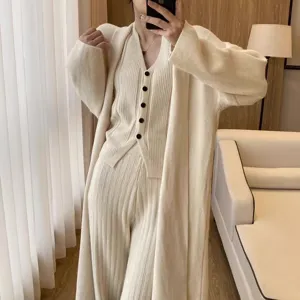 Gedetailleerd overzicht van de zachte gebreide cardigan vest en broek set met ribbel.