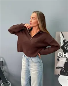 Vue rapprochée d'un pull en tricot marron confortable avec fermeture éclair.