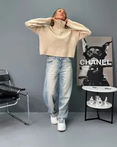 Pull en tricot ample pour femme avec col montant et demi-fermeture éclair, manches longues.