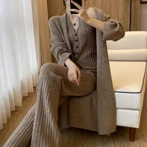 Comfortabele gebreide driedelige set met lange cardigan, vest en broek in taupekleur.