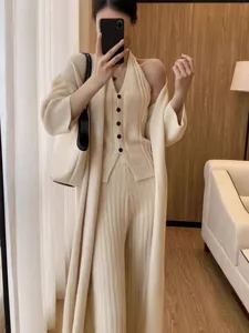 Dames gezellige beige gebreide vest set lange mouw trui broek hoofd afbeelding stijl