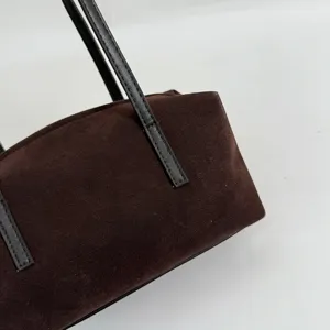 Détail de sac porté épaule en daim marron, sac sous les aisselles de niche élégant