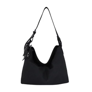 Schwarze gewebte Schultertasche mit klassischem Intrecciato-Design und legerem Detail.