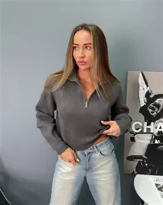 Pull en tricot gris foncé avec col zippé, coupe ample et décontractée pour style mode.