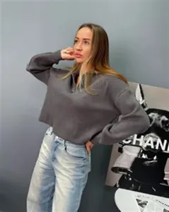 Pull en tricot ample gris foncé avec demi-fermeture éclair, confortable et élégant.