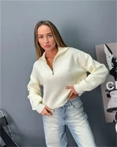 Vue détaillée du pull pour femme à demi-fermeture éclair, coupe décontractée et maille douce.
