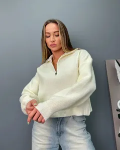 Gros plan sur le pull en tricot à demi-fermeture éclair et texture côtelée.