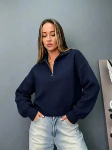Pull en tricot décontracté à demi-zip en bleu foncé, manches longues pour style quotidien.