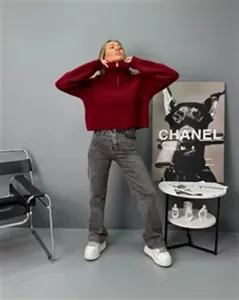 Vue détaillée d'un pull pour femme bordeaux à col cheminée et demi-zip ample et doux.