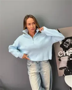 Pull en tricot bleu clair décontracté pour femme avec col zippé, pull ample et confortable.