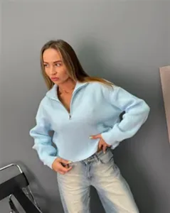Pull en tricot ample pour femme avec demi-zips, style décontracté et couleur unie.