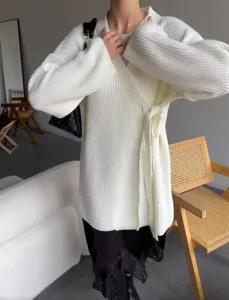 Witte gebreide wikkelvest voor dames met tailleriem, elegante casual stijlvolle trui.