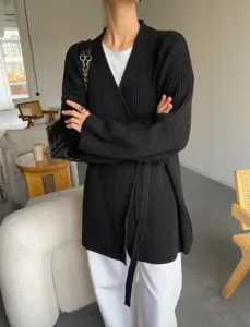 Dames zwart gebreid vest cardigan met riem, lange mouw V-hals bovenkleding detailweergave.