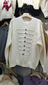 Damen Creme Strickpullover Langarm Pullover mit dekorativen Frontknöpfen und schicken Schlaufen.