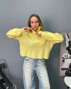 Pull jaune à demi-fermeture éclair en détail, maille confortable à coupe ample et décontractée.