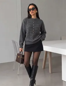 Grauer Damen Strickpullover mit dekorativen Knöpfen vorne und klassischem Rundhalsausschnitt.