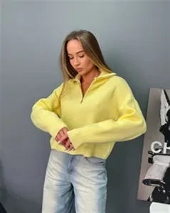 Détail pull en tricot jaune demi-zip pour femme, pull confortable avec col élégant.