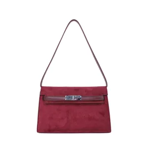 Bolso de hombro chic de ante burdeos con cierre metálico clásico, bolso retro elegante.