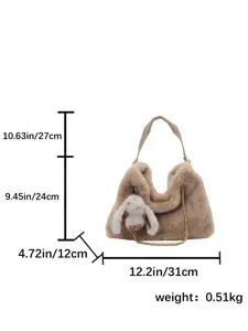 Vista dettagliata delle dimensioni della borsa in peluche soffice con ciondolo a coniglio.