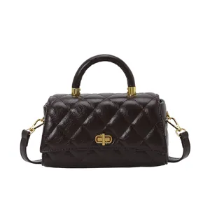 Vista dettagliata di una borsa a tracolla trapuntata retrò con dettagli dorati chic e manico