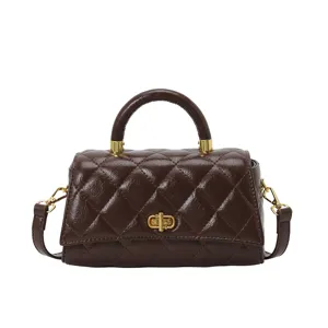 Borsa a tracolla in pelle matelassè marrone con finiture dorate e manico superiore.