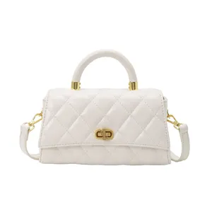 Borsa a tracolla trapuntata bianca con manico superiore e ferramenta dorata, stile elegante.
