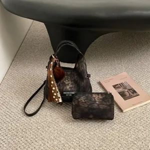 Koreanisches Vintage Leopardenmuster Mutter und Kind Umhängetasche Set mit Schal und Anhänger.