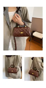 Borsa a tracolla vintage in pelle verniciata trapuntata marrone con manico e chiusura.