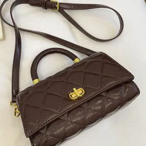 Borsa a tracolla trapuntata marrone scuro classica con manico e dettagli dorati.