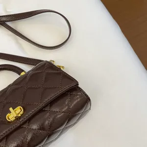 Borsa a tracolla retro trapuntata marrone con dettagli dorati, elegante design di moda vintage.