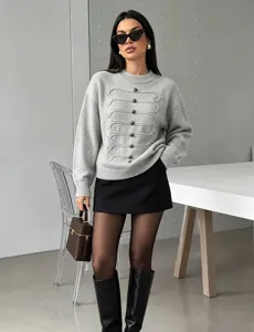 Damen grauer Strickpullover mit Zierknöpfen, eleganter Langarm Pulli für Herbst und Winter.