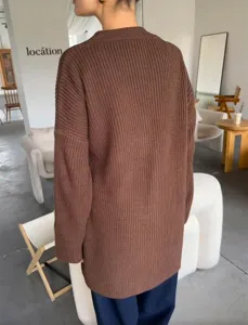 Dames oversized bruin gebreid vest trui jas casual lange mouw winter mode outfit.